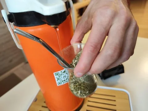 Проливаем йербу горячей водой