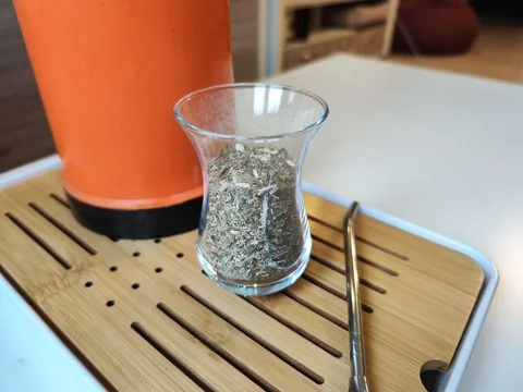 Cосуд наполненный на 3/4 объема йербой.