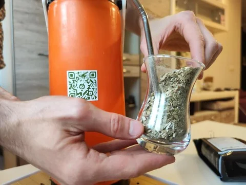 Готовый к пролитию сосуд с йербой и бомбижьей