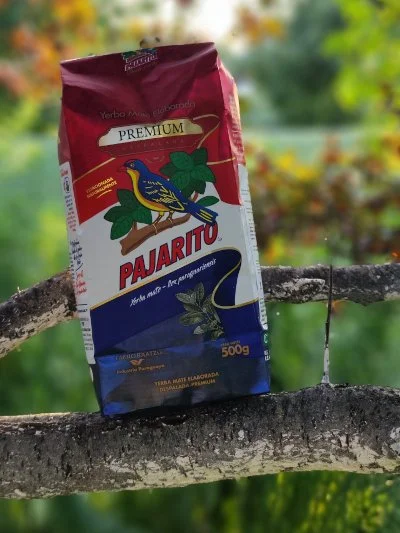 Pajarito Despalada Premium 500g - упаковка, лицевая часть, на фоне цветов