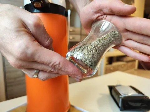 Закрываем верх сосуда ладонью и встряхиваем для уплотнения, формируя горочку