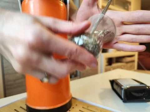 Слегка встряхиваем сосуд с йербой